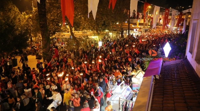 Kaş'ta Cumhuriyet yürüyüşü ve fener alayı