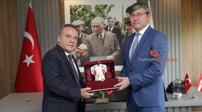 Kazak Büyükelçi Başkan Böcek'i ziyaret etti