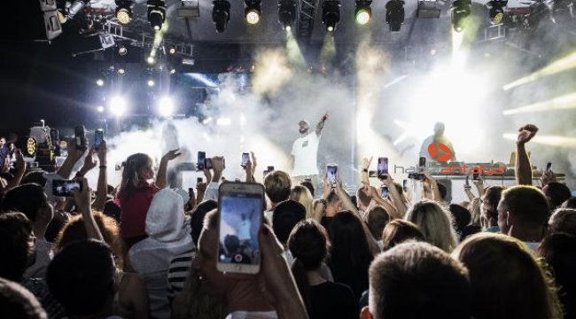 Kemer'de konser veren Timati'ye sahnede kızı eşlik etti