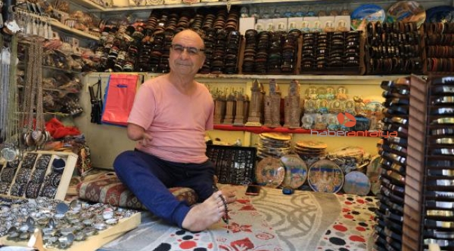 Kollarının eksikliğini ayaklarıyla giderdi, azmiyle örnek oldu