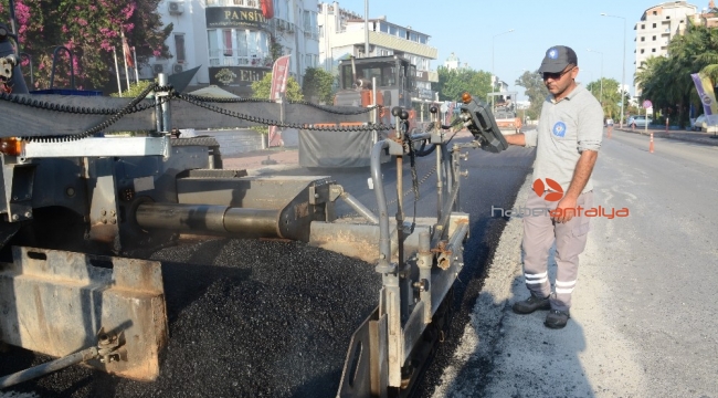Konyaaltı Belediye Caddesi'ne Büyükşehir'den sıcak asfalt