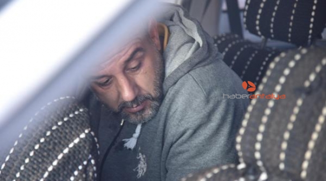 Kuyumcuyu bayıltıp, 500 bin liralık altın çaldılar