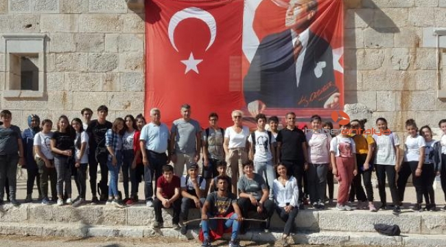 Liseliler antik su yolunda yürüdü