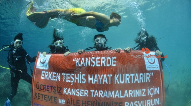 Meme kanserine karşı deniz altında pankart açtılar