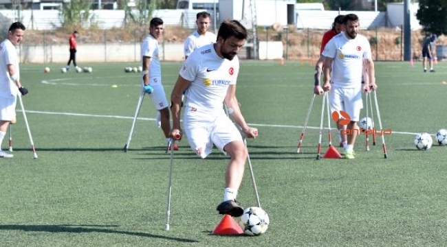 Mısır tarlasında kararan hayatı, yeşil sahada aydınlandı