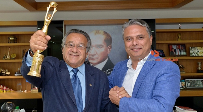 Ödül sevincini Başkan Uysal'la paylaştı