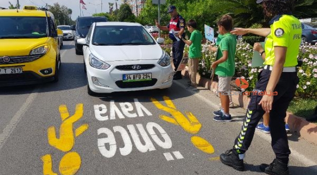 Öğrencilerden yaya önceliği nöbeti