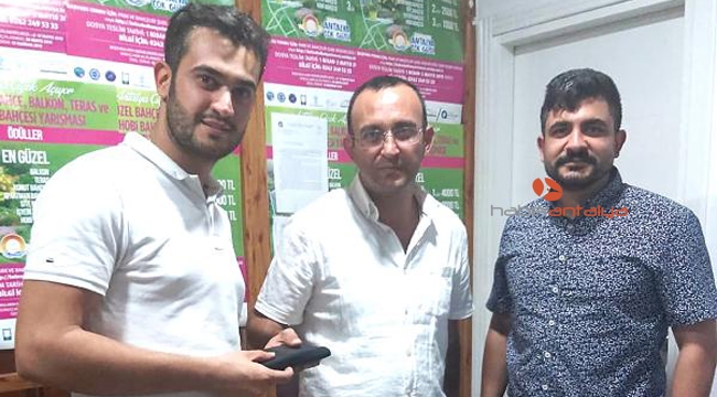 Otobüste unutulan döviz dolu cüzdanı İranlı turiste teslim etti