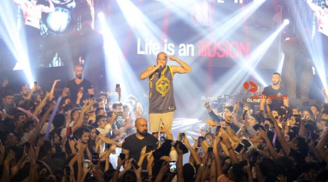 Rapçi Ben Fero'dan sahnede şınav ve asker selamı