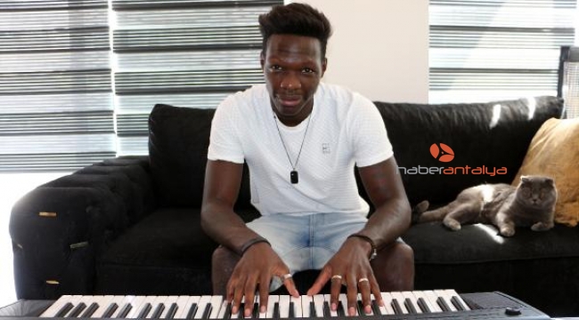 Süper Lig'in müzisyen futbolcusu Fabrice N'Sakala