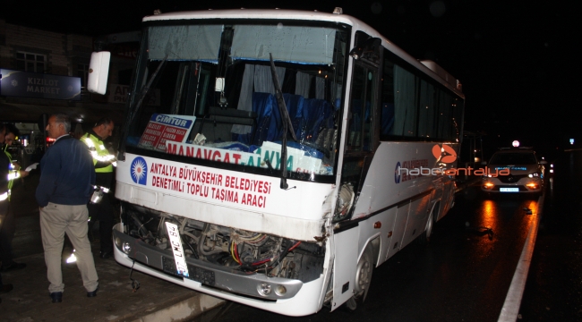 TIR, duraktaki midibüse çarptı: 1 yaralı