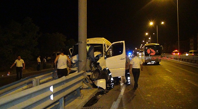 Tur minibüsü çelik bariyere çarptı: 5 yaralı