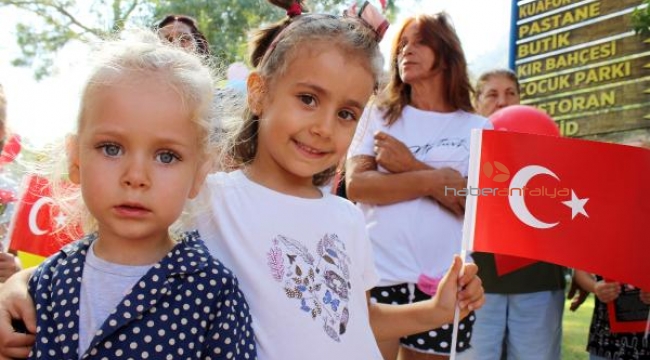 Yerleşik yabancılar, cumhuriyet coşkusuna eşlik etti