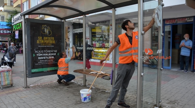 Alanya'da otobüs duraklarında temizlik çalışması