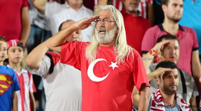 'Amigo Miloş' şarkı söyledi, belediye otobüsü tribüne döndü