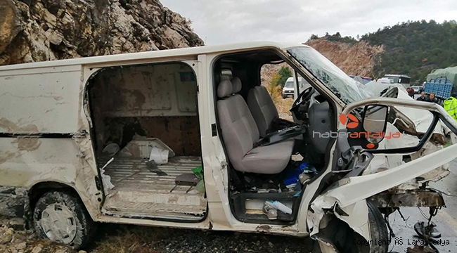 Kamyonet tıra çarptı: 1 ölü, 1 yaralı