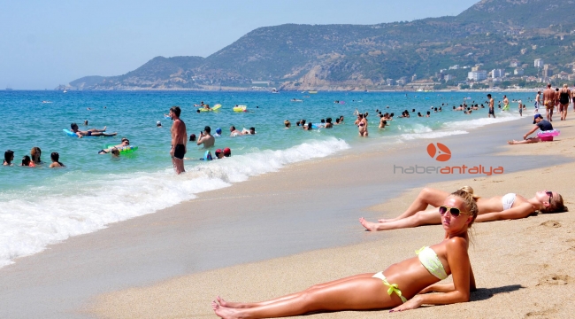 Antalya'da "sıcak kış ayının" tadını denizde çıkardılar