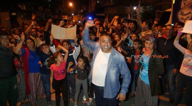Antalya'da mahalleli hız-kes yapılması için sokağa döküldü