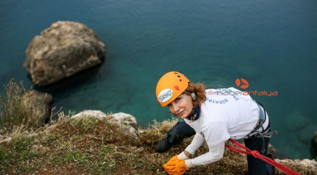 Antalya'da yaşayan Ruslar falezleri temizledi