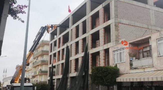 Asansör boşluğuna düşen işçi yaralandı