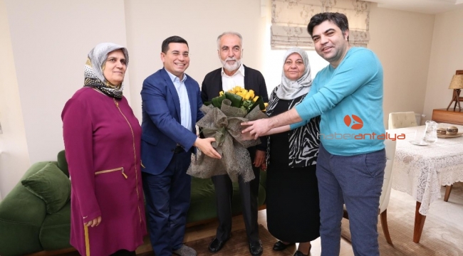 Başkan Tütüncü kendi ilkokul öğretmenini ziyaret etti