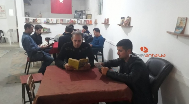 Bu kıraathanede kitap okuyana çay ücretsiz
