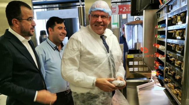 Büyükelçi, restoranda hamburger yaptı