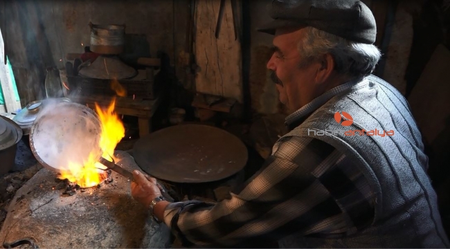 Evinin bir köşesinde 54 yıldır eşiyle birlikte kalaycılık yapıyor