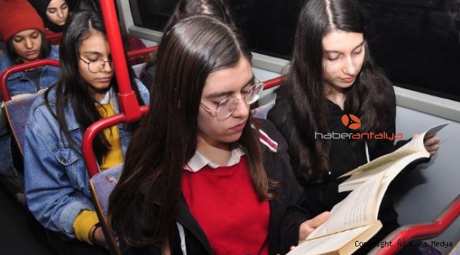 Farkındalık için otobüste kitap okudular