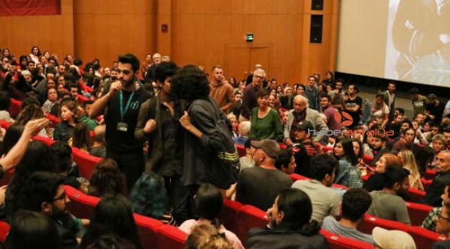 Festivalde, biletli gençlerin 'koltuk' ısrarı sonuç verdi
