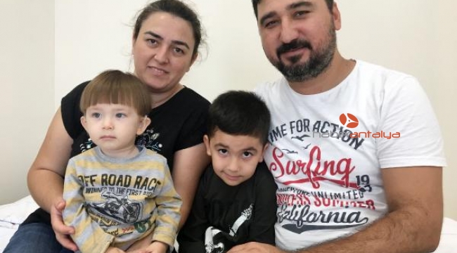 İlk kez işiten bebeklerden biri güldü, diğeri ağladı