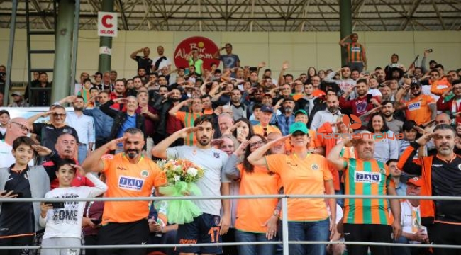 İrfan Can Kahveci'den tribünde asker selamı