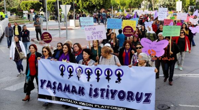 Kadınlar şiddete karşı yürüdü