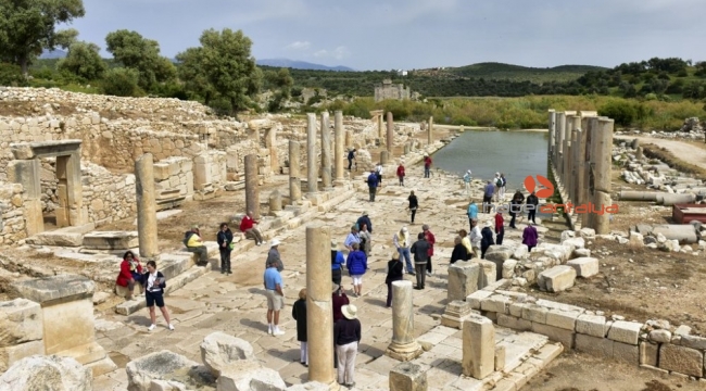Kaş'taki ören yerlerine ziyaretçi akını