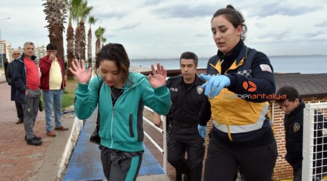 Kazak kadın, polis ve sağlık ekiplerine zor anlar yaşattı