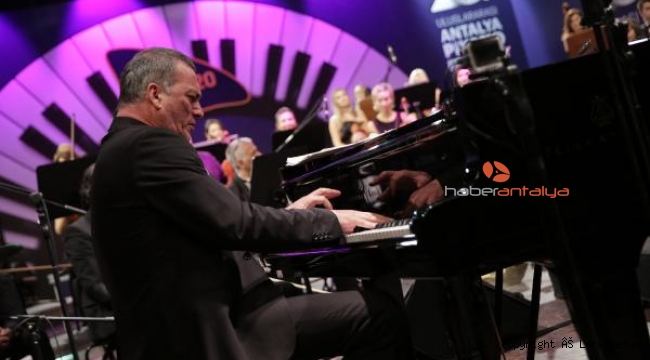 Kerem Görsev'den muhteşem konser.