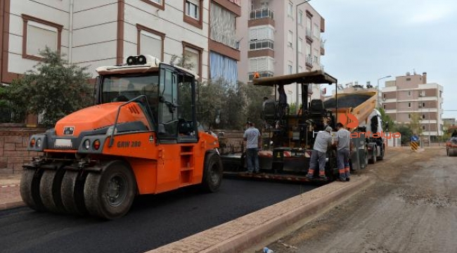 Kızıltoprak'ta asfalt çalışması