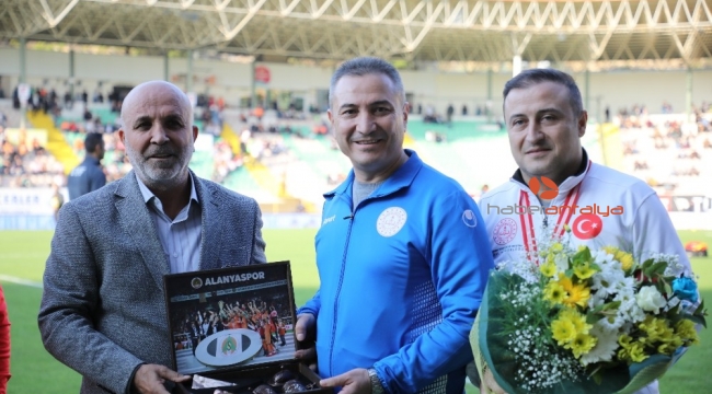 Maç öncesi öğretmenlere çiçek