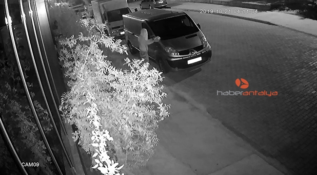 Minibüsün kundaklanmasıi güvenlik kamerasında