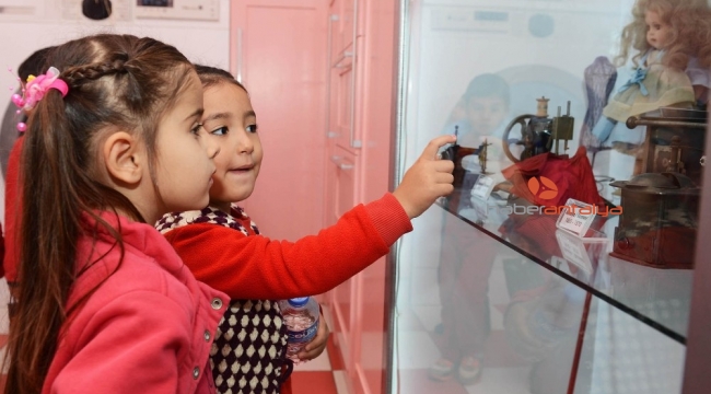 Minikler Oyuncak Müzesi'ne akın etti