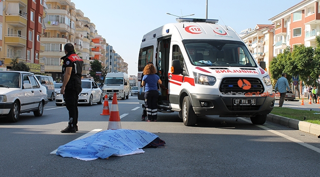 Motosikletin çarptığı, üzerinden otomobil geçen kadın öldü