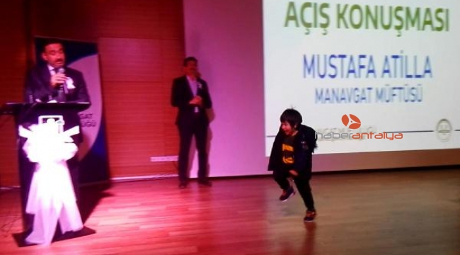 Müftü 'aile'yi anlatırken, platforma çıkan çocuk oyun oynadı