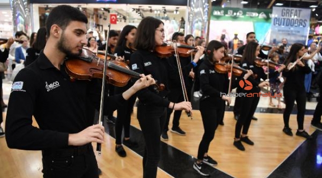 Oda orkestrasından AVM'de konser