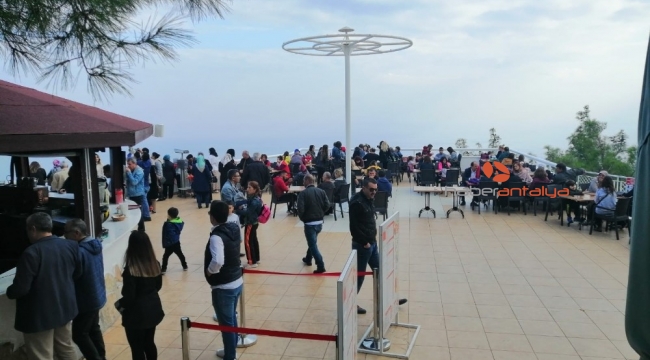Öğretmenler teleferikte ücretsiz taşındı
