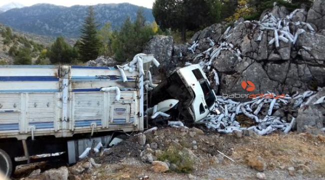 Otomobil ile kamyon çarpıştı: 1 ölü, 2 yaralı