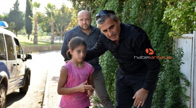 Parkta dövülen küçük kızı polis teselli etti