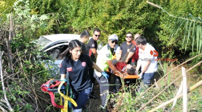 Polise bakarken aracıyla takla attı