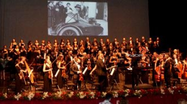 'Sensin Atatürk' ayakta alkışlandı