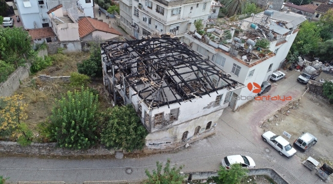 Tarihi konağın yanan kalıntıları, mahallenin korkulu rüyası oldu