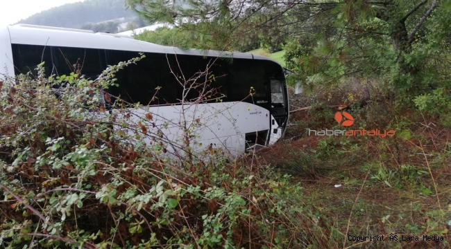 Turistleri taşıyan otobüs şarampole düştü